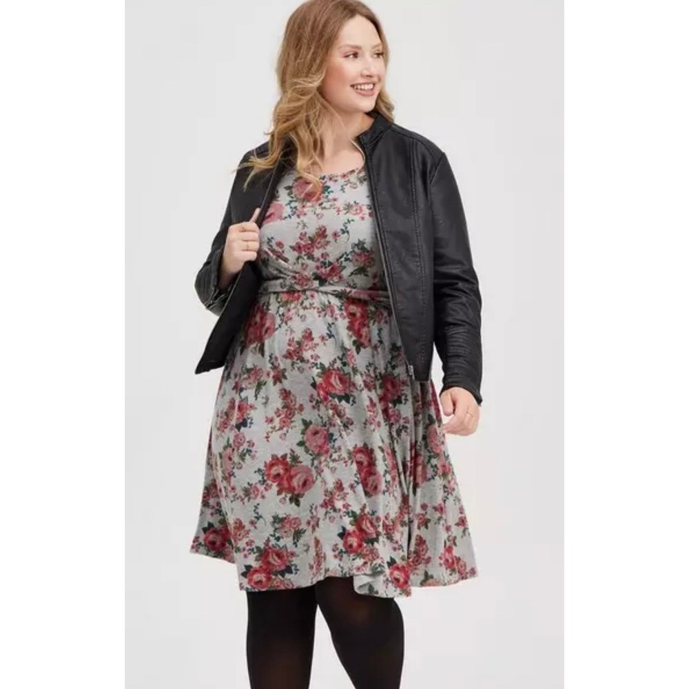 Torrid Super Soft Plush Floral Grey Skater Mini Wrap Dress Plus‎ Sz 3 Sweetheart